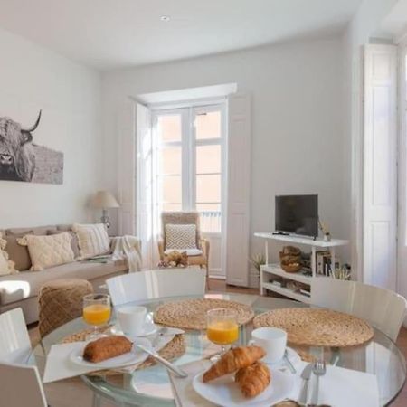 Chic Casa Cathedral At Calle Fresca 2-Bedroom Apartment In Malaga City Center Bagian luar foto