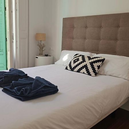 Chic Casa Cathedral At Calle Fresca 2-Bedroom Apartment In Malaga City Center Bagian luar foto
