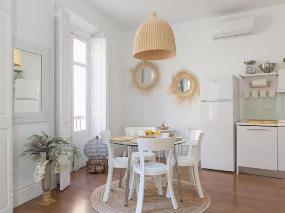 Chic Casa Cathedral At Calle Fresca 2-Bedroom Apartment In Malaga City Center Bagian luar foto