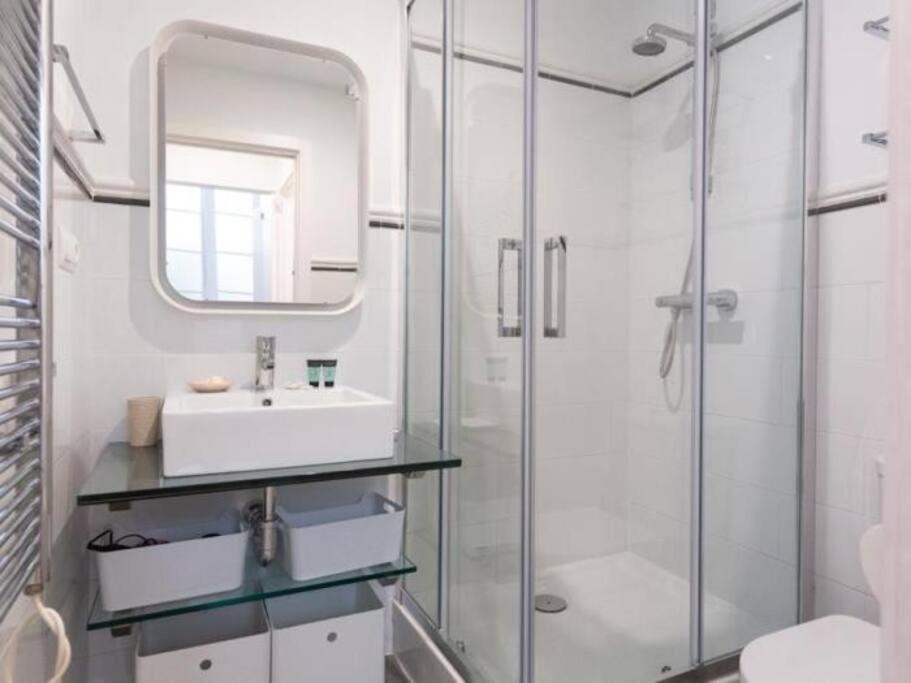 Chic Casa Cathedral At Calle Fresca 2-Bedroom Apartment In Malaga City Center Bagian luar foto