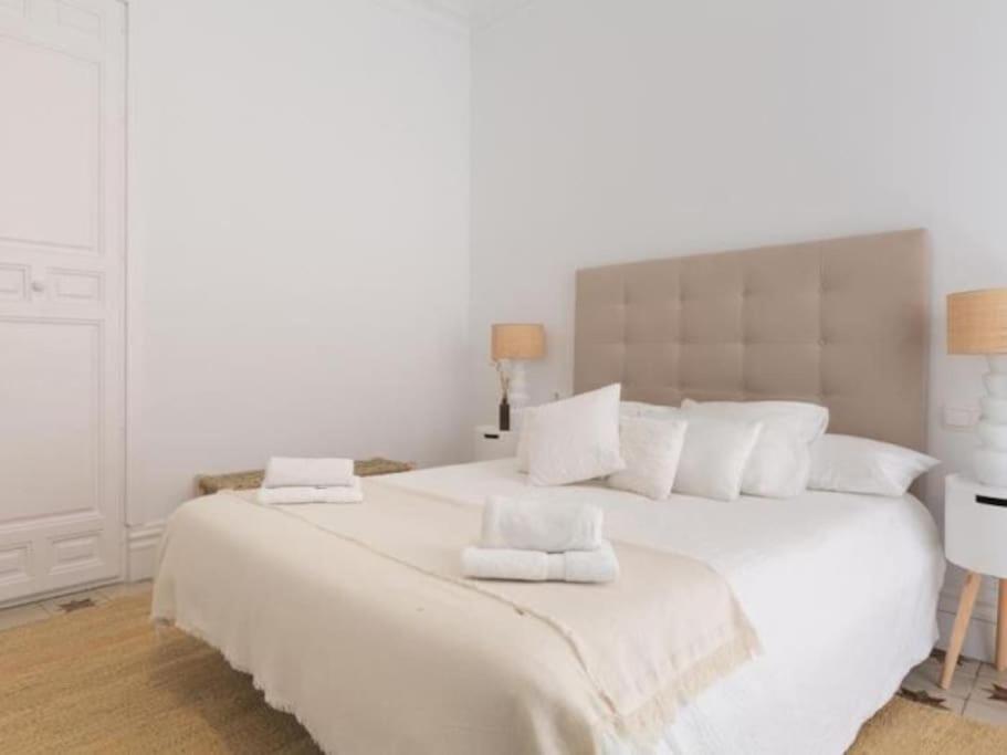 Chic Casa Cathedral At Calle Fresca 2-Bedroom Apartment In Malaga City Center Bagian luar foto