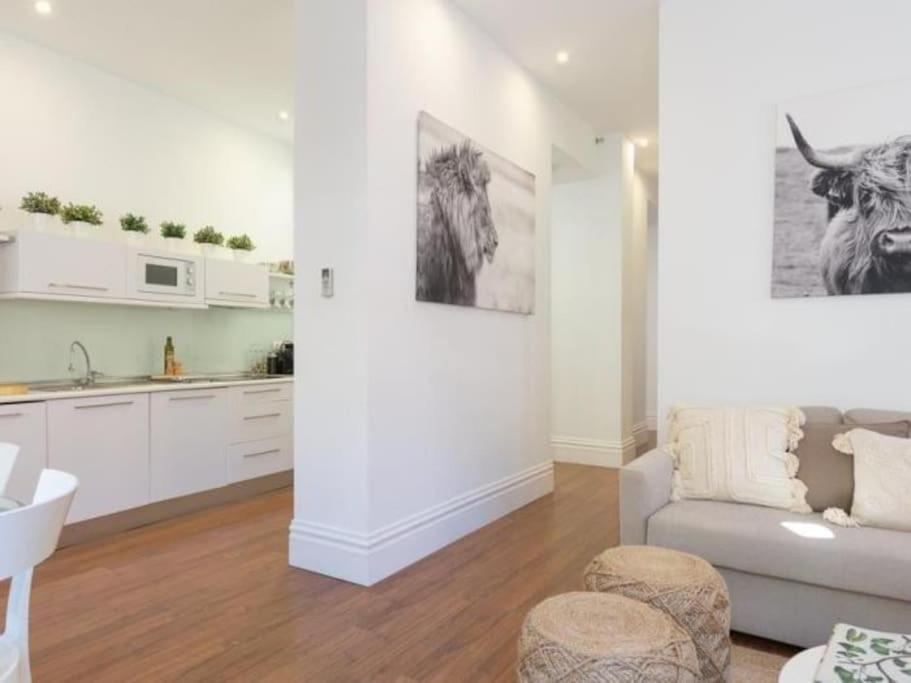 Chic Casa Cathedral At Calle Fresca 2-Bedroom Apartment In Malaga City Center Bagian luar foto