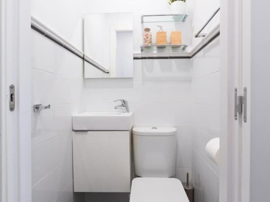 Chic Casa Cathedral At Calle Fresca 2-Bedroom Apartment In Malaga City Center Bagian luar foto