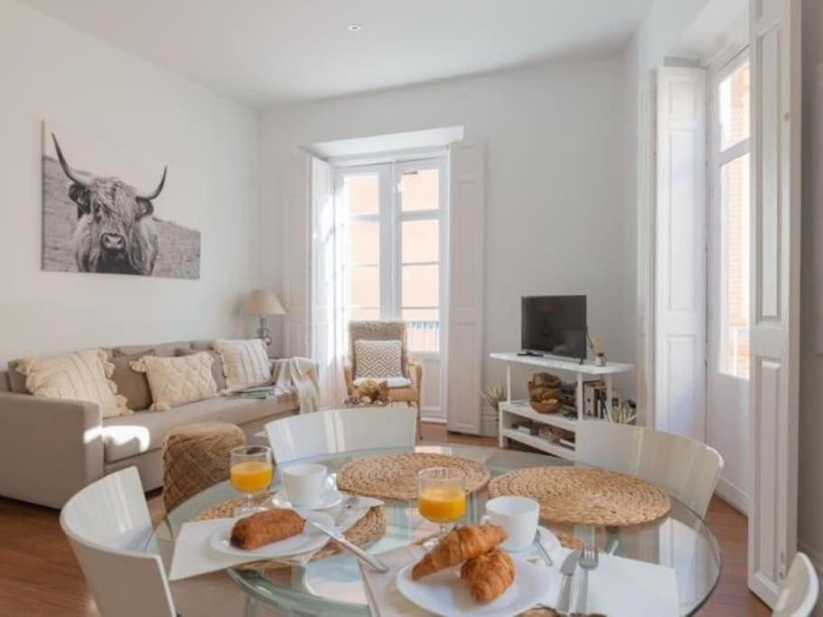 Chic Casa Cathedral At Calle Fresca 2-Bedroom Apartment In Malaga City Center Bagian luar foto