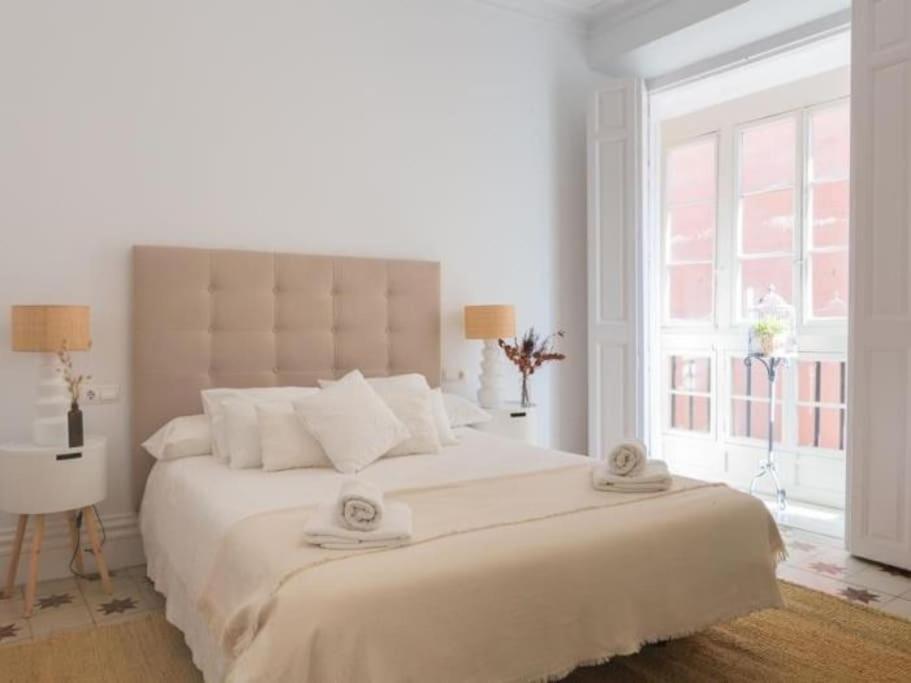 Chic Casa Cathedral At Calle Fresca 2-Bedroom Apartment In Malaga City Center Bagian luar foto