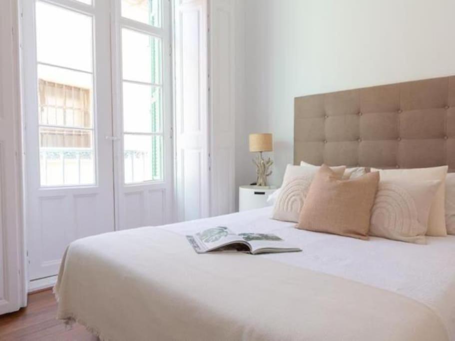 Chic Casa Cathedral At Calle Fresca 2-Bedroom Apartment In Malaga City Center Bagian luar foto