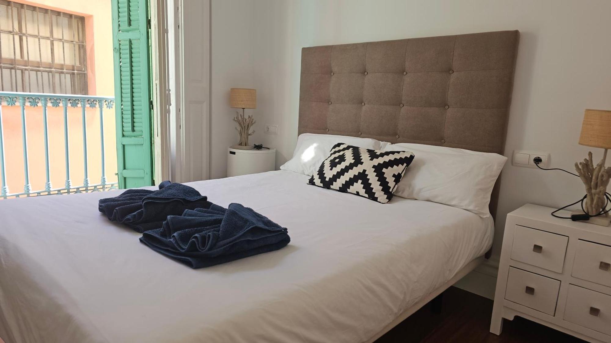 Chic Casa Cathedral At Calle Fresca 2-Bedroom Apartment In Malaga City Center Bagian luar foto