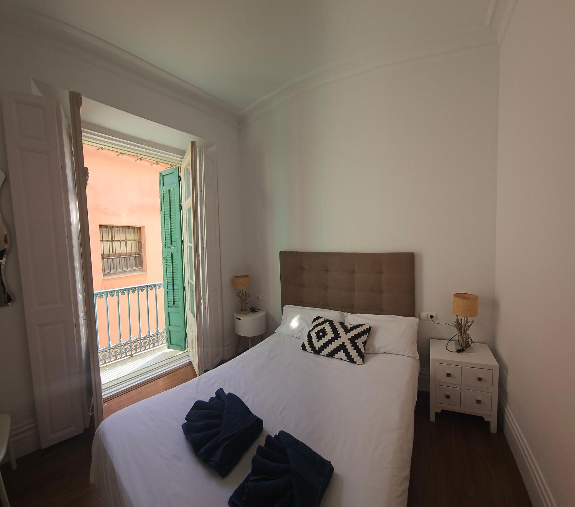 Chic Casa Cathedral At Calle Fresca 2-Bedroom Apartment In Malaga City Center Bagian luar foto